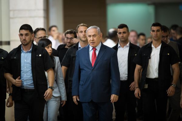 המשטרה חוקרת: מקורבי נתניהו הטרידו את מומו פילבר