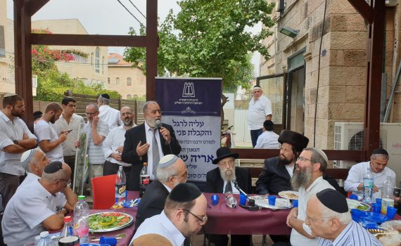 המונים בהקבלת פני רבו אצל הרב אריה שטרן