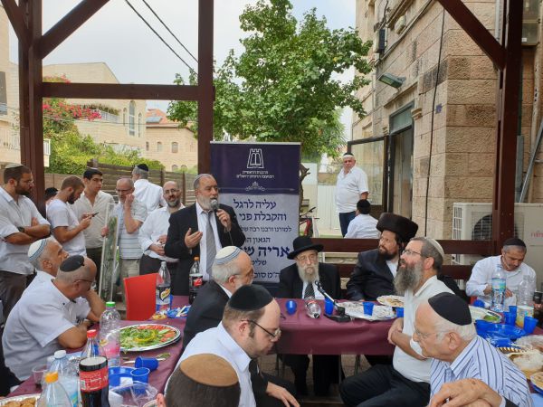 המונים בהקבלת פני רבו אצל הרב אריה שטרן