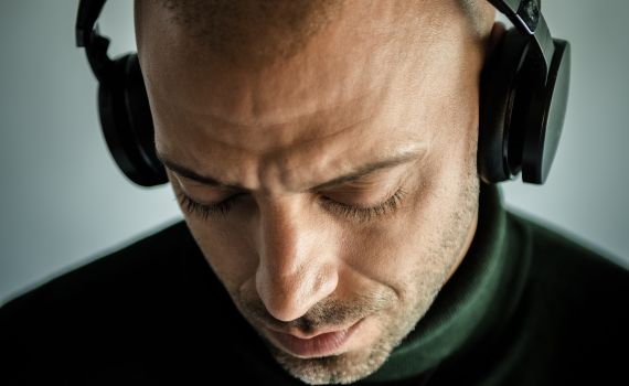 "כתוב מלמעלה": עידן רייכל משיק להיט חדש. צפו