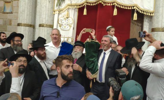 אפקט החזרת המנדט: גנץ והרב רפי רוקדים בהקפות