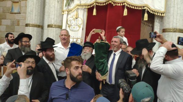 אפקט החזרת המנדט: גנץ והרב רפי רוקדים בהקפות