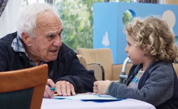 צפו: 80 וארבע- איך משפיע גן ילדים בדיור מוגן? פרק 1