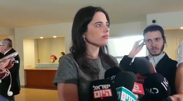 שקד לשאלת סרוגים: "פגישה עם גנץ לא מבקיעה את חומת הימין"