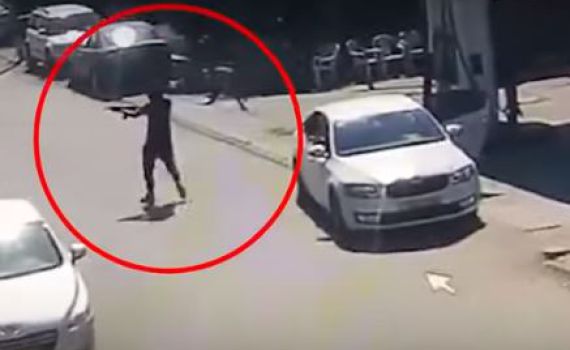 תיעוד מפחיד: יורד מהרכב, מתקרב ופותח באש. צפו