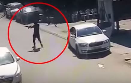 תיעוד מפחיד: יורד מהרכב, מתקרב ופותח באש. צפו