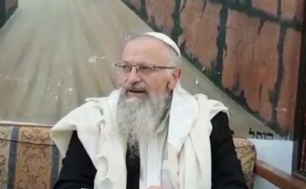 הרב אליהו: אלוקים מאמין בנו והוא לא טועה