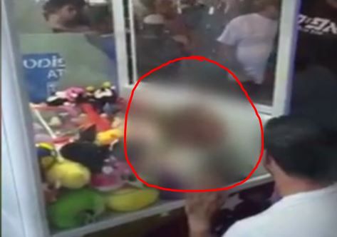 דרמה במהלך החג:ילד נתקע בתוך מכונת בובות. צפו