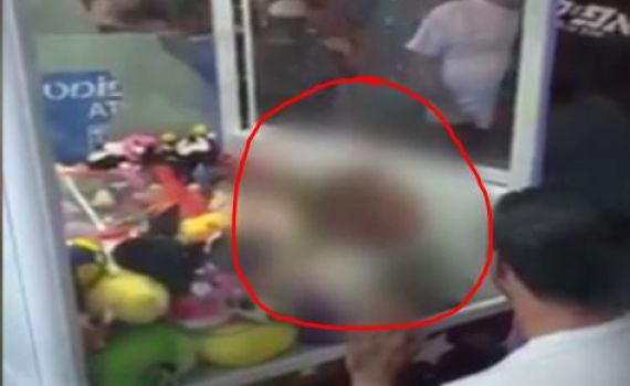 דרמה במהלך החג:ילד נתקע בתוך מכונת בובות. צפו