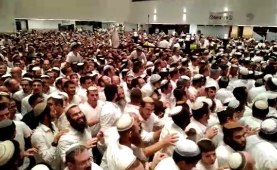 אלפי גברים ונשים בהקפות השניות ב'הר המור'. צפו