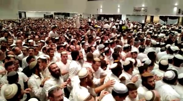 אלפי גברים ונשים בהקפות השניות ב'הר המור'. צפו