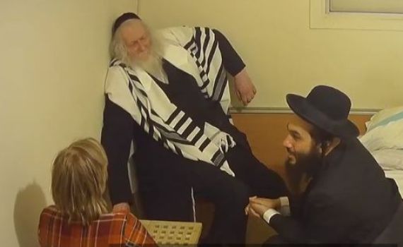 'עוברת את גיל 100'•מזעזע: צפו בתחקיר על הרב ברלנד