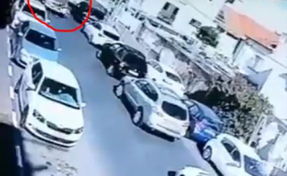 תיעוד דרמטי: בן 8 התפרץ לכביש והועף למרחק. צפו