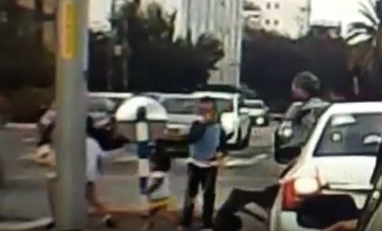 האם זינקה ו"שלפה" את בנה רגע לפני שנדרס. צפו