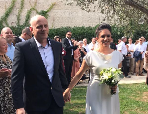 אמילי עמרוסי התחתנה: כל הברנז'ה הגיעה. צפו