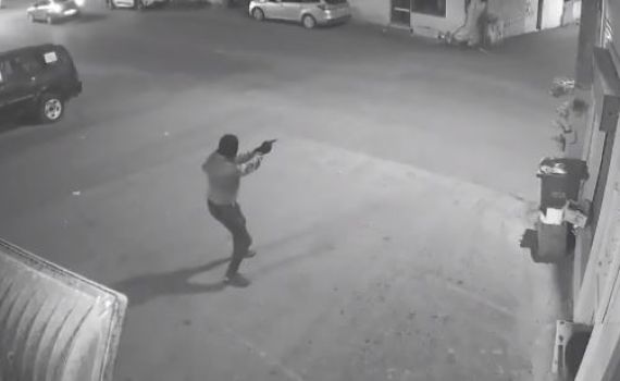 רץ, שולף אקדח ורוצח: צפו ברגע החיסול הלילה