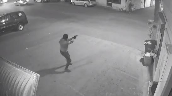 רץ, שולף אקדח ורוצח: צפו ברגע החיסול הלילה