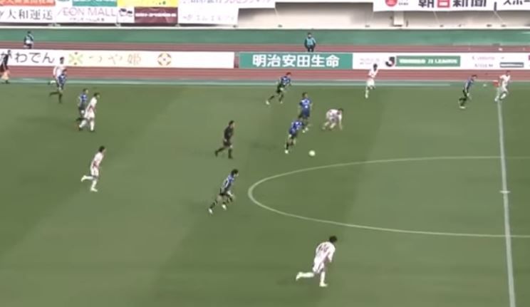 מטורף • צפו: שני שערים מחצי מגרש תוך דקה וחצי