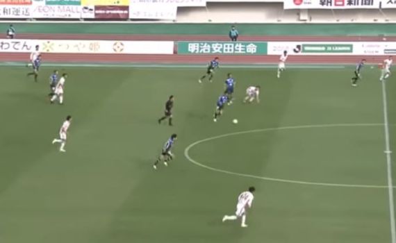 מטורף • צפו: שני שערים מחצי מגרש תוך דקה וחצי