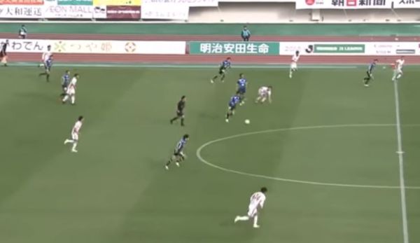 מטורף • צפו: שני שערים מחצי מגרש תוך דקה וחצי