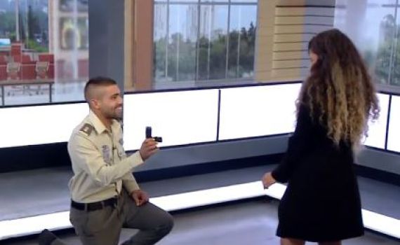 הצעת נישואין מפתיעה ומרגשת בשידור חי. צפו