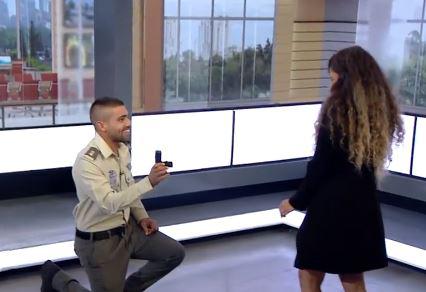 הצעת נישואין מפתיעה ומרגשת בשידור חי. צפו