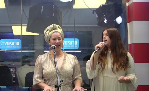 לייב בסרוגים: ריקה והללי רזאל בדואט • "אוחילה-לאל"