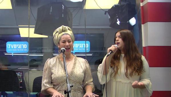 לייב בסרוגים: ריקה והללי רזאל בדואט • "אוחילה-לאל"