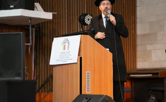 הרב לאו: "באלול הקב"ה עושה את הצעד הראשון לקראתנו"