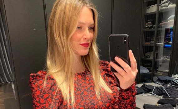 הכי שיק: בר רפאלי מפתיעה בלוק הריון צנוע