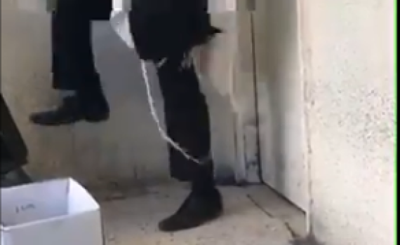 צפו: חרדי מתעקש להתברך מהרב קנייבסקי באלימות