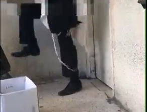 צפו: חרדי מתעקש להתברך מהרב קנייבסקי באלימות