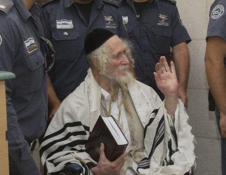 ויבדל אלוקים בין האור ובין החושך: בין רבנים לרע-בנים