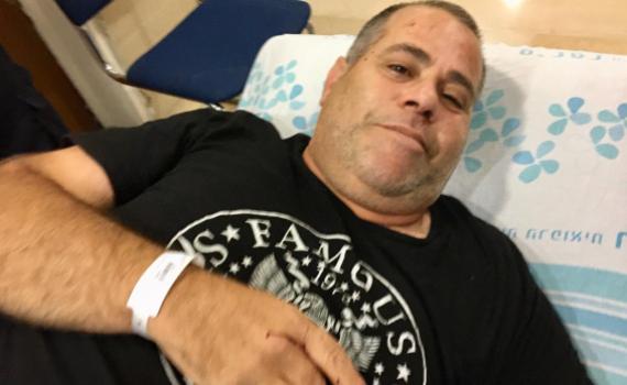 זעזוע מוח ושיניים שבורות: כתב 'ישראל היום' הותקף באלימות קשה