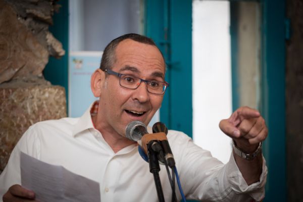 סערת 'ההדרה' של הרב פירר • לפידות: 'חפשו אותנו'