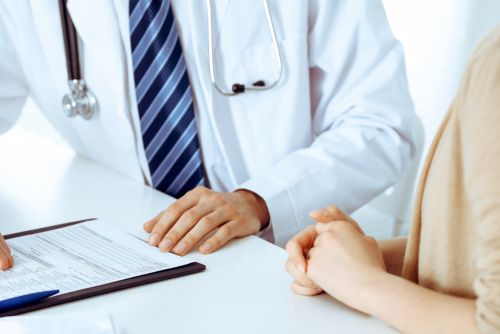 ישראלי התחזה לפרופסור וטיפל בעשרות חולים