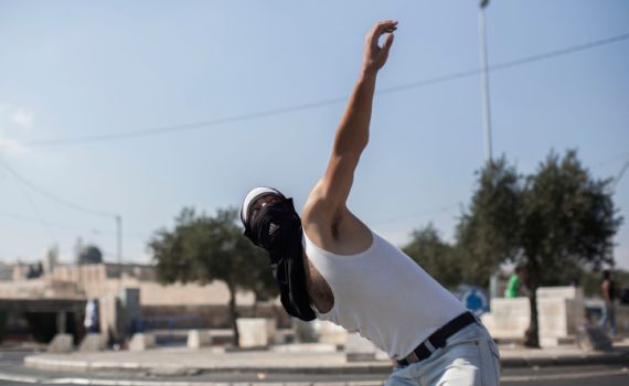 תוך שעות: 3 פיגועי אבנים ביו"ש; אדם אחד נפצע