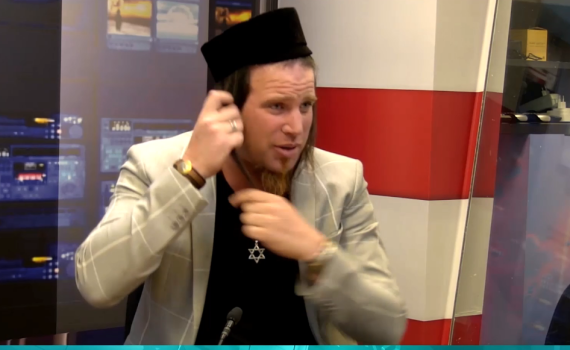 בוצר באולפן סרוגים: "הבגד הוא בוגד, יש לי פאות עדין"