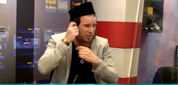 בוצר באולפן סרוגים: "הבגד הוא בוגד, יש לי פאות עדין"