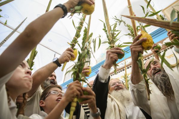 מרהיב: מאות בתפילת 'הלל' עם הרב שמואל אליהו. צפו
