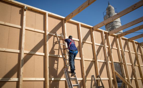 ניצן: גבר התמוטט בזמן בניית סוכה, מצבו קשה