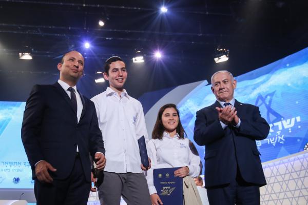 מזל טוב: חתן התנ"ך התארס עם סגניתו מהחידון