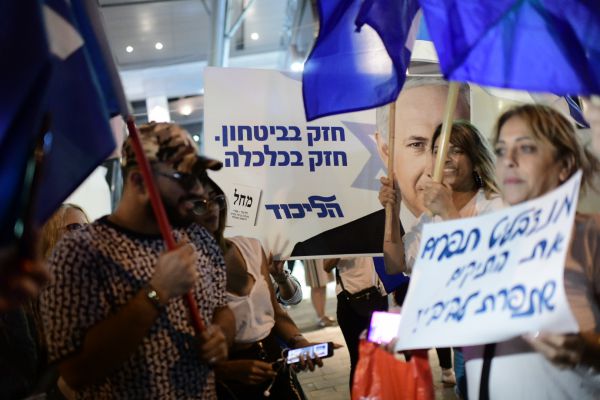 לקראת השימוע: פעילי ליכוד הגיעו להפגין נגד מנדלבליט