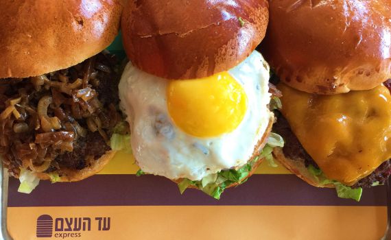 רשת "עד העצם" חושפת: סוכה כשרה בסניפי הרשת