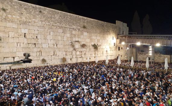 צפו בתיעוד: עשרות אלפים בסליחות בכותל המערבי