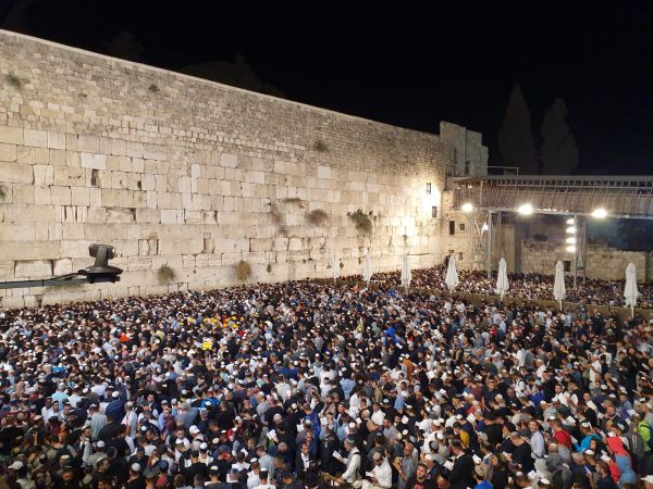 צפו בתיעוד: עשרות אלפים בסליחות בכותל המערבי