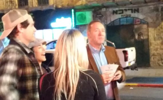 זוכה האוסקר מבלה במחנה יהודה • תמונות בלעדיות