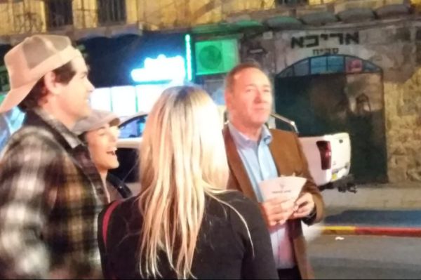 זוכה האוסקר מבלה במחנה יהודה • תמונות בלעדיות