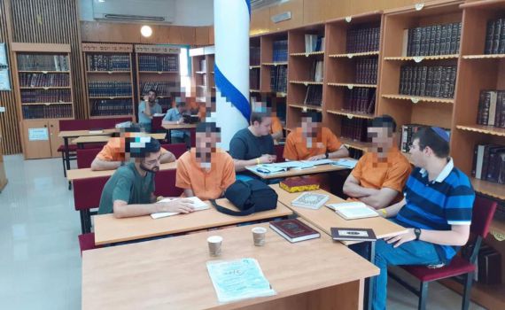 לומדים עם האסירים: בתי הסוהר נערכים ליום כיפור