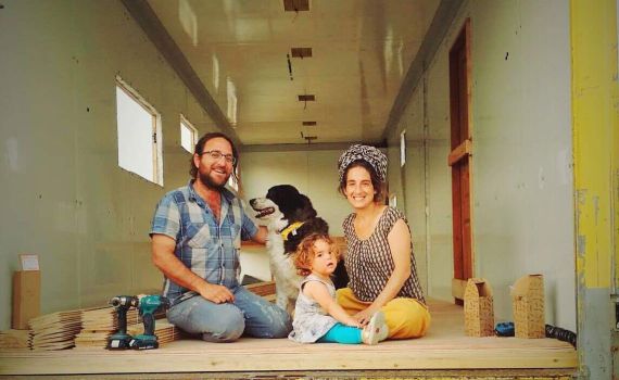 עף להם הסכך: הזוג שבחר לגור על גלגלים | פרויקט חג